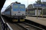 362 030 - 9 an der Spitze R903 Bouzov 9:26 Uhr ab Zábřeh na Moravě an 9:41 Uhr Šumperk.Der Zug kommt aus Brno, wird in Zabreh geteilt, der 2 Teil fährt nach Jesenik.Hier ist dann eine  Taucherbrille  die Zuglok.Sp 1403 9:31 Zábřeh na Moravě 11, 989 0 km 9:47 9:48 Ruda n.Moravou 14 19 km 9:59 10:02 Hanušovice 7, 998 30km hier kan man in den Zug nach Letohrad umsteigen 10:11 10:12 Jindřichov na Moravě 7 36 km 10:21 10:22 Branná 26 43 km 10:29 10:30 Ostružná 10 49 km 10:33 10:34 Ramzová 10 51 km 10:43 10:44 Horní Lipová 28 57 km 10:50 10:51 Lipová Lázně 28 62 km 10:58 Jeseník 02.10.2021 09:29 Uhr 