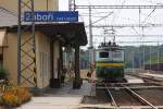 121083 wartet auf dem ersten Durchgangsgleis des Bahnhof Zabori nad Labem eine Überholung ab.