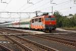 In Werbelackierung für einen Energie Konzern durchfährt am 11.9.2009 CD 151019 mit einem Schnellzug aus Richtung Kolin kommend den Bahnhof Zabori nad Labem.