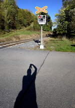 Pozor vlak,die tiefstehende Sonne wirft lange Schatten, nahe Halenkov. 07.10.2024  15:26 Uhr.