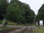 Eine handbediente Bahnbergang und ein Flgelsignal bei Bahnhof Dvůr Krlov nad Labem am 4-8-2011.