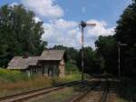 Flgelsignale und ein altes Bahnwrtershaus bei Bahnhof Pilnikov am 3-8-2011.
