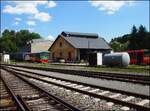 Der Lokschuppen in Bahnhof Bečov nad Teplou am 4. 8. 2024.