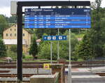 Die Bahnstrecke Rakovník–Bečov nad Teplou ist eine Eisenbahnverbindung in Tschechien, die ursprünglich als Teil der staatlich garantierten Lokalbahn Rakonitz–Petschau–Buchau erbaut und betrieben wurde. Die Strecke verläuft von Rakovník über Jesenice u Rakovníka und Žlutice nach Bečov nad Teplou.Hier der Startpunkt in Bečov nad Teplou, Samstag  09:29 Uhr startet  eine 
Regio Mouse , 09:27 startet der OS nach Marienbad, leider keine Parallelausfahrt , beide Strecken laufen ein Stücken nebeneinander und die Regio-Mouse blieb dem TW des EVU GW-Train  auf den Fersen   Es geht durch eine herrliche Mittelgebirgslandschaft, erst im tal der Teplou, dann über Höhenzüge, enge Kurven, wenig Haltepunkte , zwei Zugkreuzungen und eine Begegnung mit einem Sonderzug aus Luzna u Rakovnika. Strahlendes Wetter....22.06.2024 09:26 Uhr.
Nebenbahn Feeling  pur.