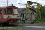 Ein Portalkran im DKV Klatovy, links ein TW der Baureihe 810. Teleblick von ausserhalb.17.07.2020 13:20 Uhr.