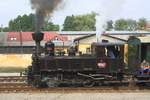 CSD 310 093 (CZ-CD 90 54 3100 093-4) am 29.Juli 2018 vor dem Sonderzug von Telc nach Slavonice bei der Ausfahrt aus dem Bahnhof Dacice.