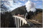 ČSD 434 2186 (ex kkStB 170.323) mit ihrem Plangüterzug von Praha - Vršovice nach Čerčany aufgenommen kurz vor Jílové u Prahy bei der Querung des Žampach-Viadukt