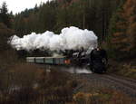 Dampfleerzug von Hrebeny nach Kraslice mit 475 111 am 30.11.19, hintr der Dampflok noch die 704.705 von AWT. 