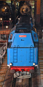 Rückansicht der Dampflokomotive 477 043 auf der Drehscheibe des Eisenbahnmuseums in Dresden. (April 2018)