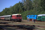 Die Schwarzenberger Eisenbahnfreunde kommen mit einem kurzen Sonderzug nach Luzna u Rakovnika.