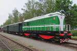 Frisch bemalderter T435 0139 steht mit zwei alte Personenwagen ins Eisenbahnmuseum von LUzna u Rakovnika am 11 Mai 2024.