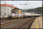 In lila farbener Lackierung kam am 10.6.2024 um 10.17 Uhr die CD 731031-1 mit einem Kesselwagen Zug aus Richtung Decin durch den Hauptbahnhof von Usti nad Labem.