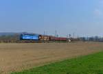 363 522 + 731 005 mit einem Güterzug am 29.03.2014 bei Chotikov.