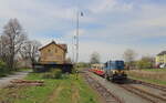 Nach dem Umsetzen im Bahnhof Kralovice bei Rakovnik konnte die 740 692 mit dem Rakovnikexpress, schön mit dem alten Bahnhofsgebäude am 01.05.2023 fotografiert werden.