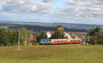 Der Wochenendtouristik Zug (Rakovnik Express) der KZC fuhr am 23.09.2023 mit der 740 692 kurz hinter den Bahnhof Zavidov.