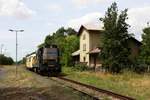 740 545 durchfährt mit einem Bauzug den Bf Sádek u Žatce am 22.07.2019. Am Haken hat sie einen Bauwagen und eine Plasser & Theurer SSP100 der STRABAG. 