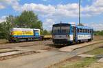 Brotbüchse 810590-0 steht hier am 7.6.2024 um 14.53 Uhr abfahrbereit im Bahnhof Blatno u Jesenice nach Bezov nad Teplou.