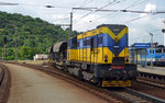 740 422 der AWT zog am 14.06.16 einen kurzen Schotterzug von Zapad kommend in den Bahnhof Usti nad Labem.