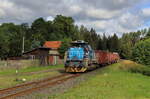 Übergabe von KV nach Stedra mit Transistoren Sandwich, die 742 729 als Zug und die Altlack 742 219 schob den Zug hier durch die Ortslage Otrocin am 02.07.2024