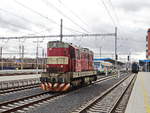 Bahnhof Cheb am 01. März 2020, auf Gleis 1 stehen die Wagen für den Regional-Zug nach Prag, auf Gleis 2 steht vogtlandbahn - Die Länderbahn GmbH DLB  VT 69 zur Fahrt nach Zwickau und auf dem Mittelgleis befindet sich 742 343-7 zur Fahrt ins Depot.