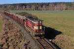 Übergabe Mn 87711 mit Holz aus Bor u Tachova auf dem Weg nach Plzen mit der 742 393 bei Lom u Stribra.