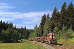 Die Übergabe Mn 87003 von Tepla nach Karlovy Vary furh am 28.06.2024 mit der 742 194 bei bestem Sonnenlicht im Tal der Tepla hinab nach Becov.