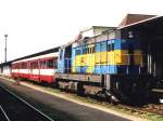 742 454-2 und zwei Beiwagens von die Triebwagens der BR 820 (020 284-6 und 020 001-4) mit Os 5403 Liberec-Jaromer auf Bahnhof Liberec am 20-7-2005.