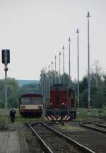 22.6.2014 14:20 ČD T466 2201 (alte Bezeichnung aus ČSD Zeiten, heute als ČD 742 bekannt)  rangiert in Karlovy Vary dolní nádraží vor drei Btax Wagen (ČD 810 ohne Führerstände), um dann als Personenzug (Os) nach Johanngeorgenstadt zu fahren. 