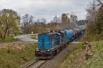 Eine Doppeltraktion der Dieselloks 742 111-8 und der 742 243-9 fährt mit einem Kesselwagenzug bei Stankov vorbei.Bild vom 20.4.2017