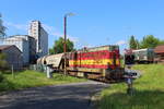 Die 742 116 fährt Silowagen aus dem Anschluss eines Getreidewerkes in Nebanice. Aufgenommen Morgens des 09.05.2018 