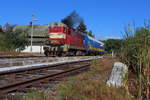 Die 742 242 mit Messwaggon bei Abfahrt im Bahnhof Skalna in Richtung Tricnice.