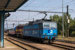 Bahnhof Nove Sedlo u Lokte am 2. August 2018. Eine interessante Fuhre wird gleich den Bahnhof gen Sokolov verlassen. 363 516-6 gefolgt von 742 116-7 und einem Personenwagen. 