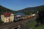 Bauzug Slzu 56845 mit 742 164 bei Brna an der Labe gen Süden. Eingefangen am 02.06.2019