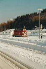 xx.02.2004, da war der Schnee und die Kamera , eine Canon EOS 100 , noch analog und 
man konnte mit den Skieren von der Loipe bis zum Bahnhof Johanngeorgenstadt gelangen.
Gegen 08:40 Uhr, oder etwas später kam der Zug aus Karlovy Vary , gezogen von einer Lok der Baureihe 742. 
Hier rangiert 742 734 -1.
Scann von Bildern aus dem Fotoalbum. Scanner Canon Lide.