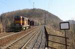 742 419-5 mit einem leeren Holzwaggon zu sehen am 28.03.22 in Královské Poříčí.