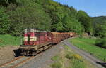 Mn 87001 von Nejdek nach Karlovy Vary mit Holzbeladenen Rungen. Aufgenommen bei Nova Role zas. am 19.05.2022 mit der 742 439 als Zuglok.