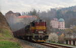 PN 52561 mit 742 419 bei der Einfahrt nach Becov nad Tepla mit dem dortigem Schloss im Hintergrund. am Haken 12 leere Rungen bzw auch Eas. Aufgenommen am 22.4.2022