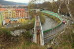 Übergabe auf der Bücke über die Schnellstraße in Kalovy Vary. Alsbald hat die 742 419 mit den 2 Holzwagen das Ziel erreicht. Aufgenommen am 22.04.2022