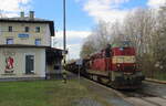 Mn 87301 mit der 742 404 macht sich bereit nach Aufnahme von weiteren Holz beladenen Eas für die Abfahrt in Hazlov in Richtung Cheb.