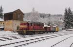 Übergabe in Nejdek mit der 742 344 und einem leeren Ea Waggon bei Neuschnee am 08.12.2022.