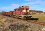 Übergabe aus Bochov nach Blatno u Jesenice als Mn 86653 an einem sonnigen Montag im Januar (16.01.2023) Eingesetzt wurde der Transistor 742 344 und hatte ab Bochov 5 mit Holz beladene Eas am