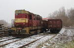 Schneetreiben beim Rangieren in den Ladegleisen in As mit der 742 305 am 28.03.2023. 