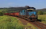 Der Mn 87800 mit Doppeltransistoren auf dem Weg gen Poběžovice. Hier bei Vlkanov mussten die 742 243 und 742 137 eine Steigung erklimmen. Erkennbar gut durch den Rauch für die Kraft, die für die Wagen aufgebracht werden musste, um die Steigung zu meistern. Aufgenommen bei bestem Frühlingswetter am 22.05.2023