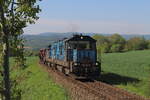 Immer den Berg hinauf heißt es bei der Übergabe Mn 87800 von Domazlice nach Bela nad Radbudzou. Auch wenn die Eas leer waren, hatten die beiden 742er-Transistoren ordentlich zu tun, die Steigung hier zu meistern. Aufgenommen am 22.03.2023 nach Bahnhof Pobezovice wo man shcon 2 Waggons zum Beladen abgestellt hatte. 