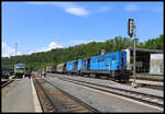 Am 5.6.2024 wartete ein schwerer mit drei Diesellokomotiven bespannter Coilzug im Bahnhof Mlada Boleslav auf die Abfahrt in Richtung Nymburk.Spitzen Loko ist die CD 742216-5. Am Zugende wartet noch im Altlack die CD 742157-1.