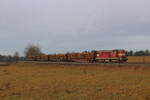 Übergabe aus As mit 742 194 und beladenen Holzrungen vor der Ortslage von Hazlov. Aufgenommen am 30.01.2025.