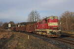 Übergabe Mn 87301 vor der Abfahrt aus As nach Cheb mit vollen Holzrungenwagen. In der Januarsonne am 30.01.2025 aufgenommen. 