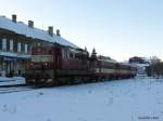 810 039-8 + 2 Beiwagen + 742 290-0 im Bahnhof Moldava.