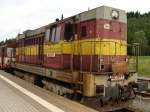 Die zweite Etappe der Tour nach Karlovy Vary (Karlsbad). Der Zug bestand aus einer Diesellok der Baureihe 742 (742 201-7) und drei kleinen Beiwagen. Fotografiert am 20.07.2009 in Johanngeorgenstadt.