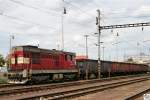 742 420-3 wartet im Bahnhof Plzeň (Pilsen) auf die Streckenfreigabe.